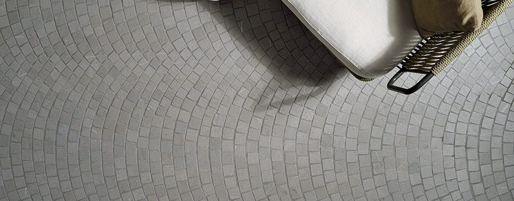 Pavimento-per-esterni-in-gres_Ceramiche-Coem_Outstone_Mosaico-Arco-Pavè-Grigio-2