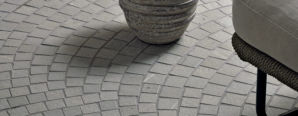 Pavimento-per-esterni-in-gres_Ceramiche-Coem_Outstone_Mosaico-Arco-Pavè-Grigio1